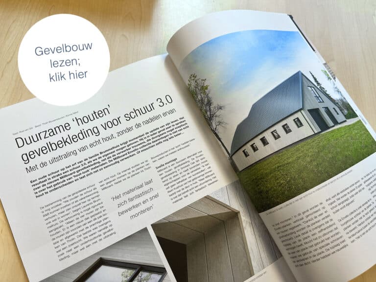 Een artikel in een tijdschrift bespreekt duurzame "houten" gevelbekleding voor een schuur, met de voordelen van hout zonder de nadelen, benadrukt snelle montage en bewerkbaarheid.