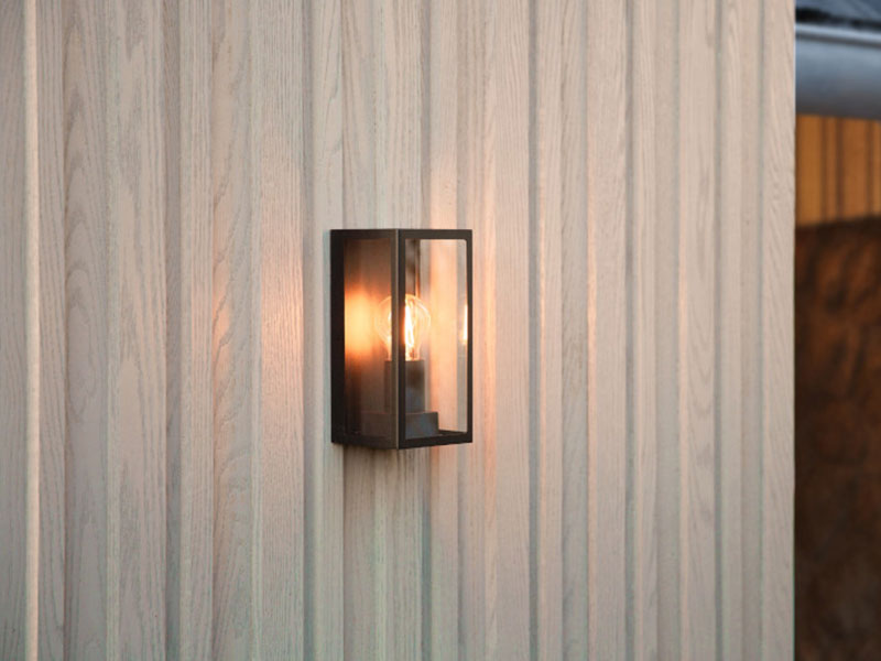 Buitenlamp aan Board en Batten - Limited Oak