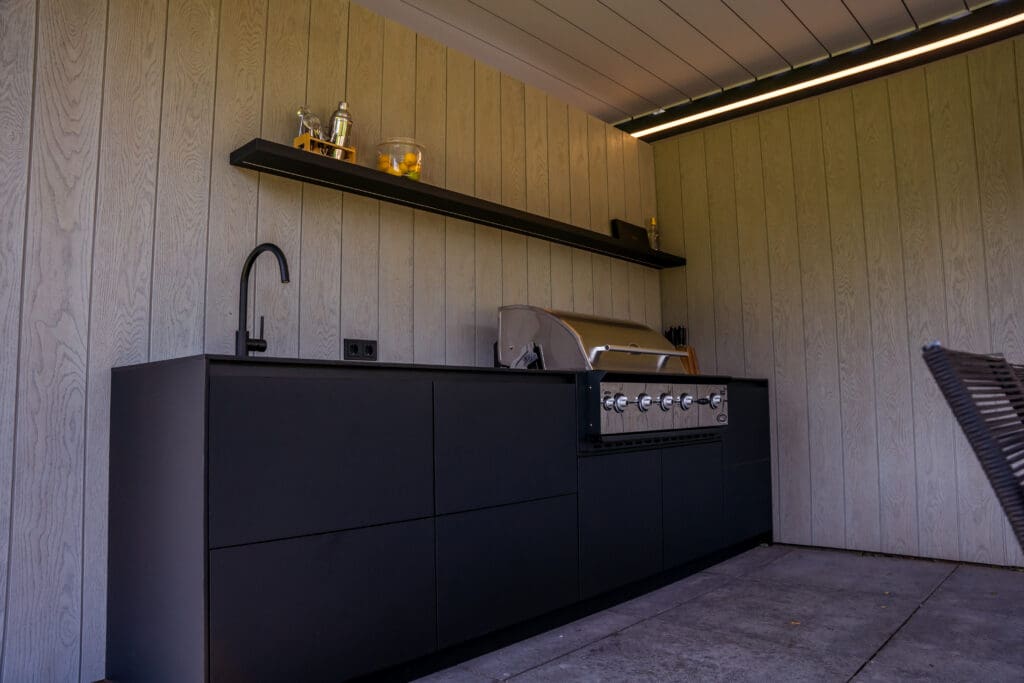 Buitengewone Buitenkeuken met Millboard Shadowline | Tholin bouwproducten