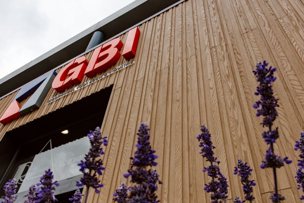 Warme entree met Millboard bij GBI | Tholin bouwproducten