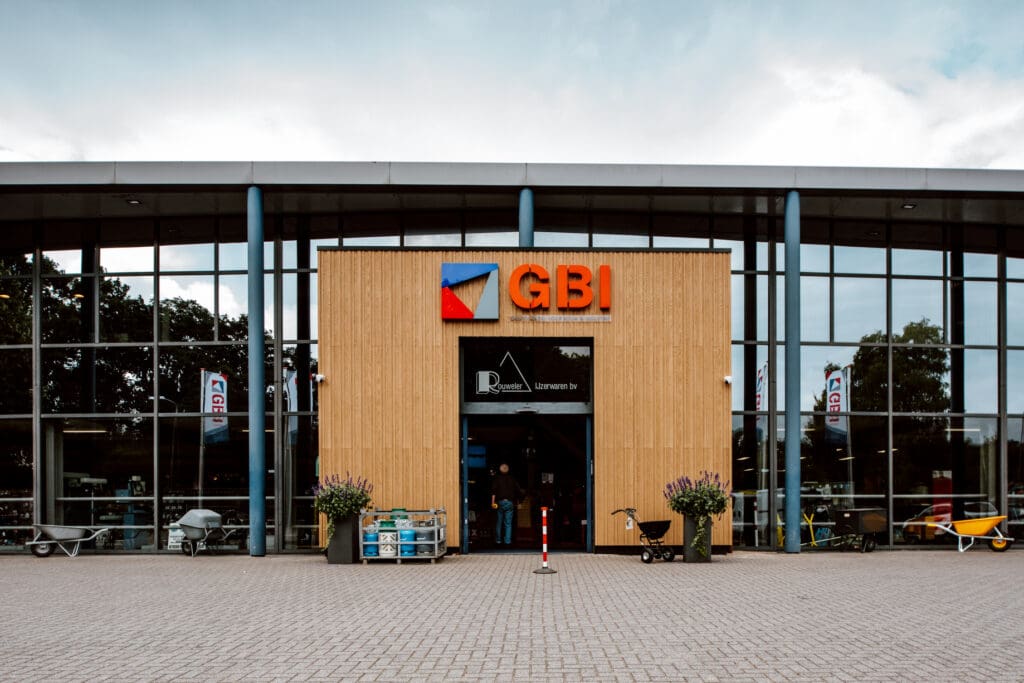 Warme entree met Millboard bij GBI | Tholin bouwproducten