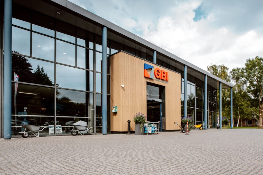 Warme entree met Millboard bij GBI | Tholin bouwproducten